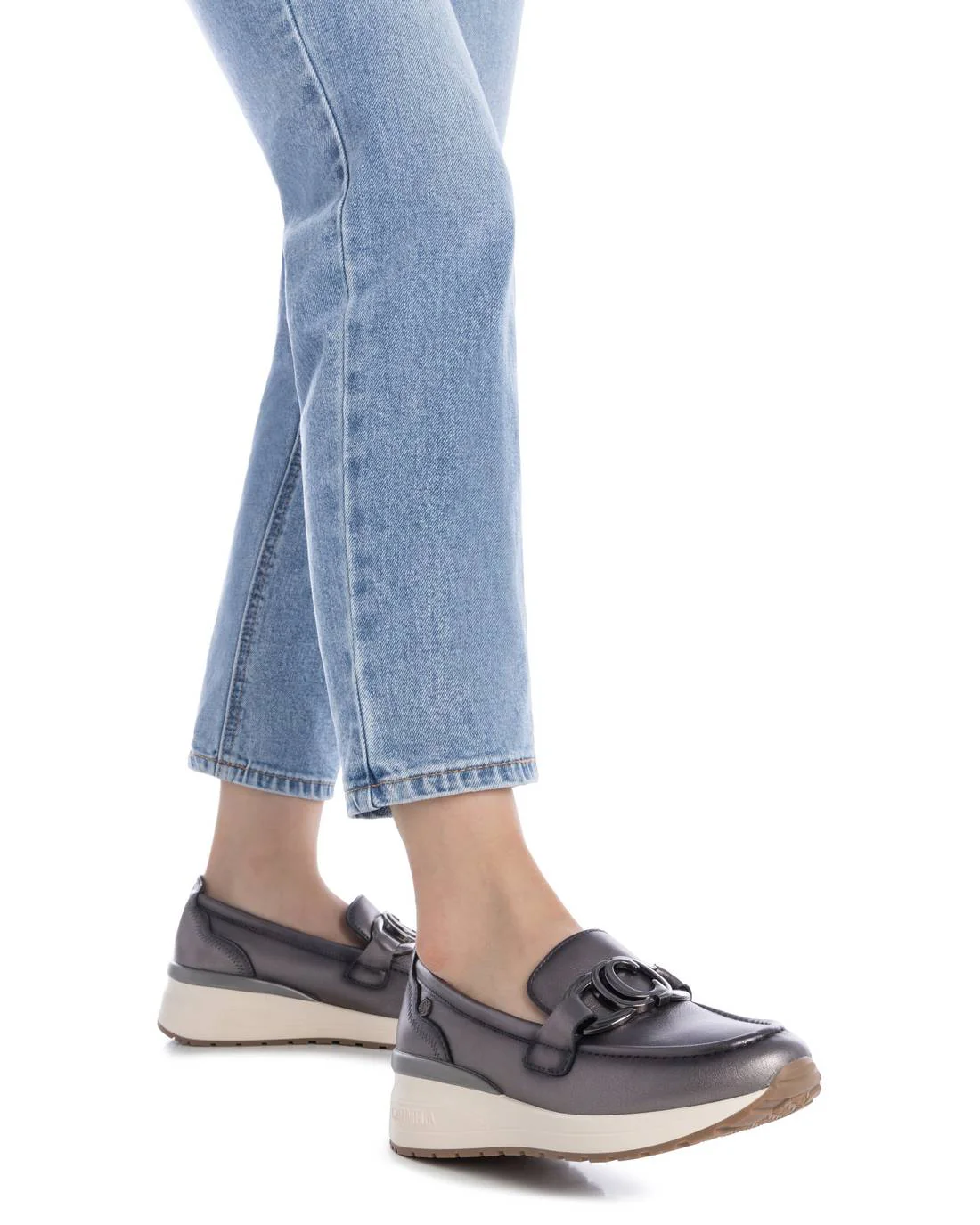 Zapatilla de mujer plano Carmela 16252302 - Image 2