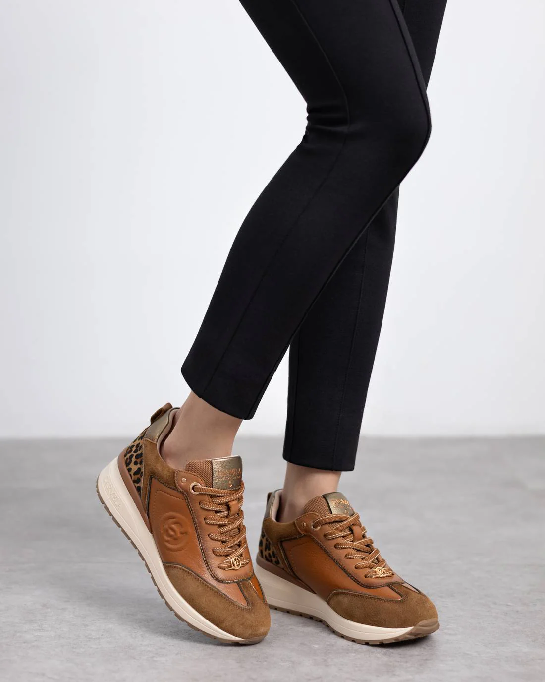 Zapatilla de mujer plano Carmela 16244103 - Image 5