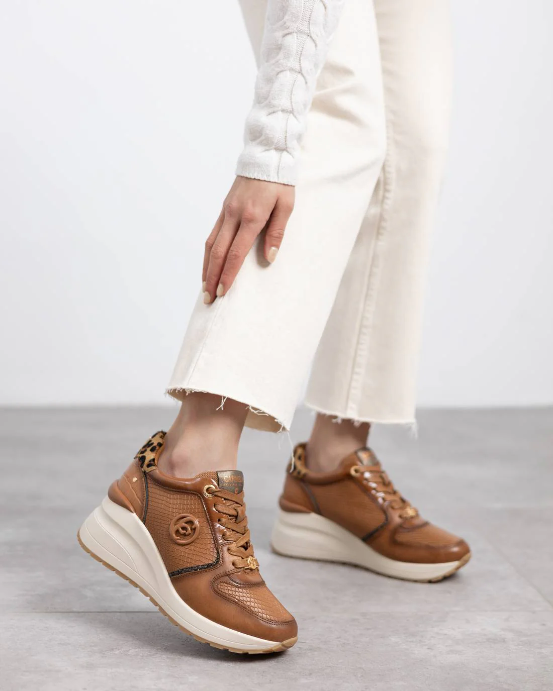 Zapatilla de mujer con cuña Carmela 16244403 - Image 5