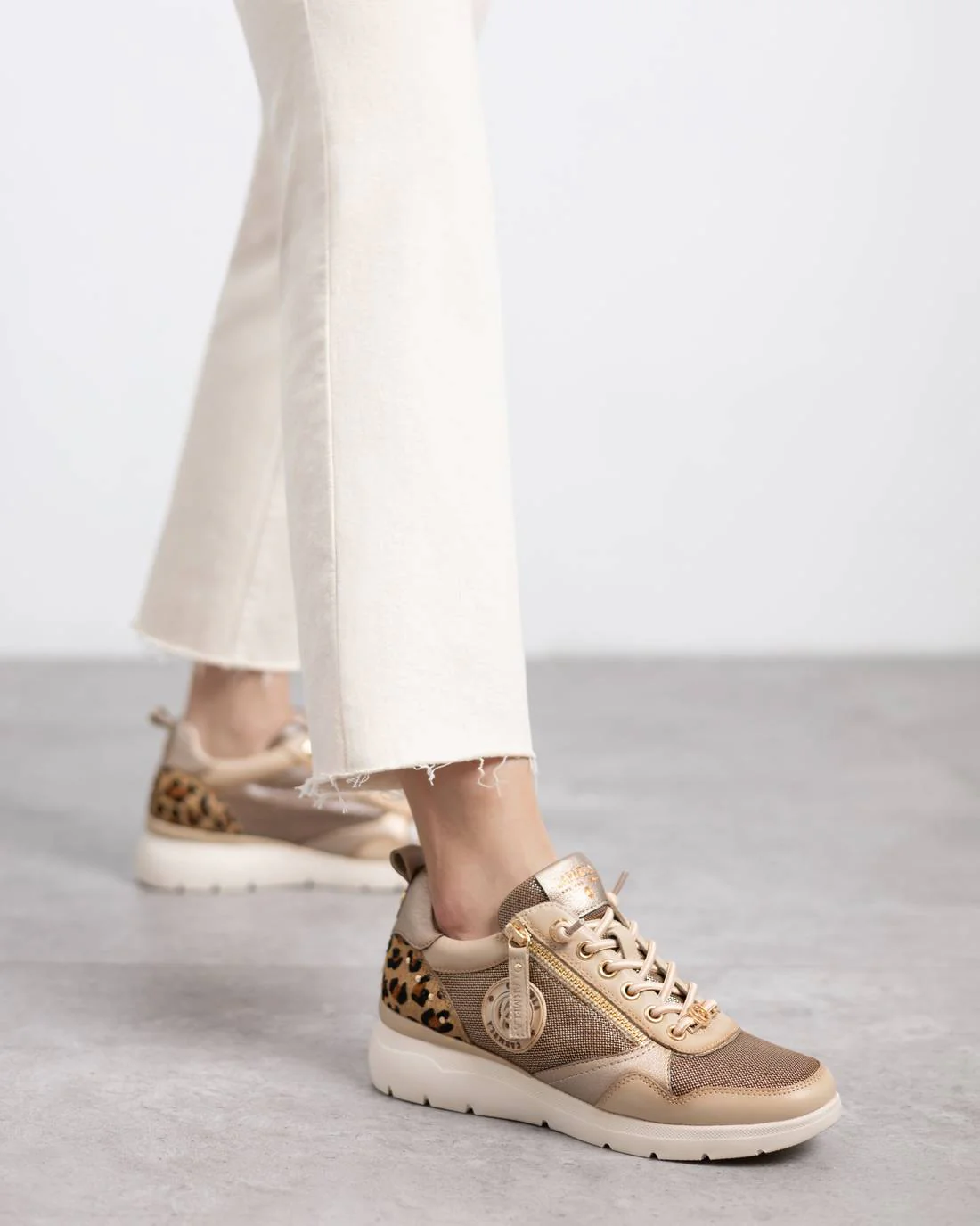 Zapatilla de mujer plano Carmela 16251301 - Image 5