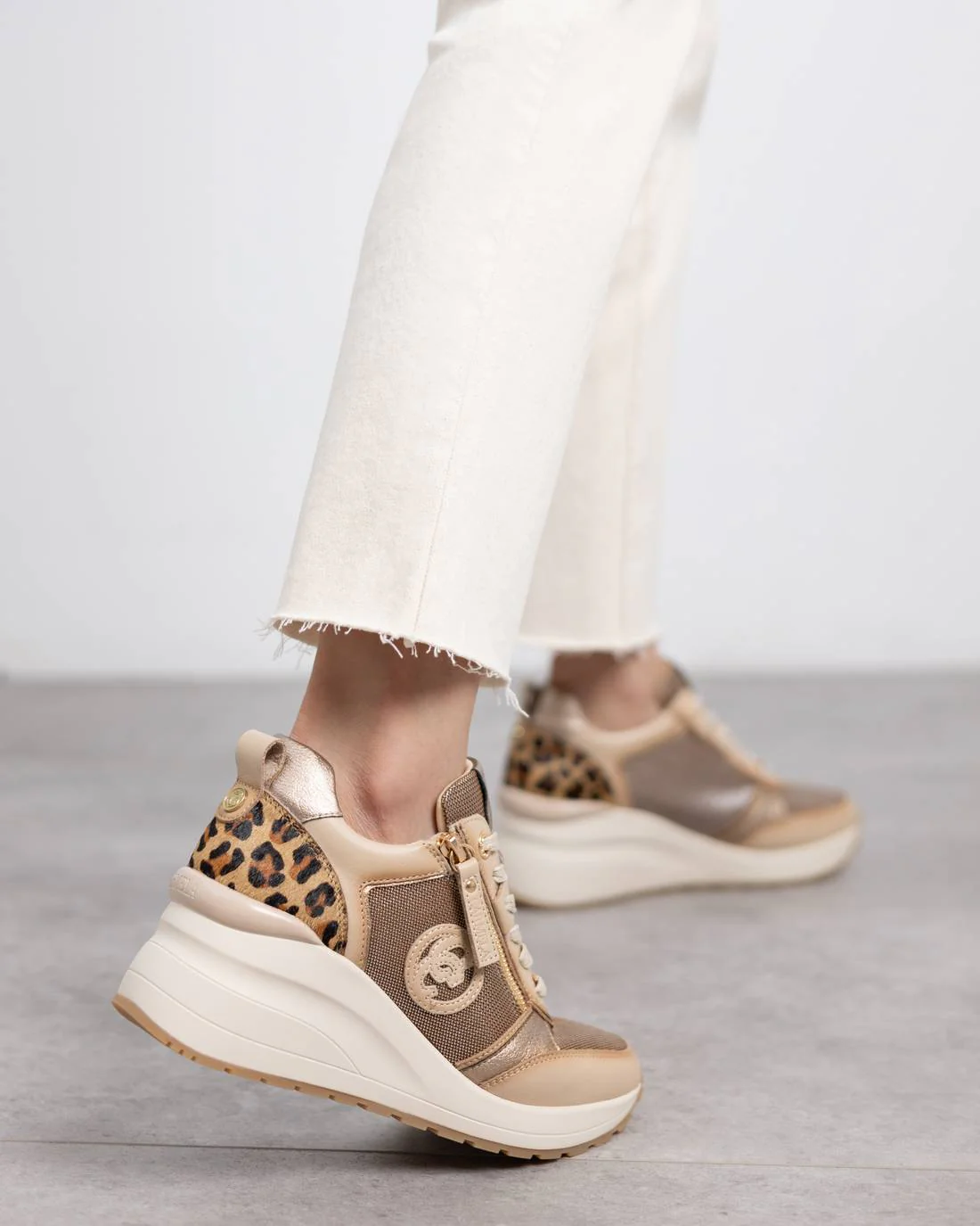Zapatilla de mujer con cuña Carmela 16252102 - Image 5