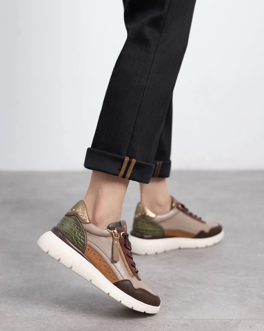 Zapatilla de mujer plano Carmela 16243006 - Image 6